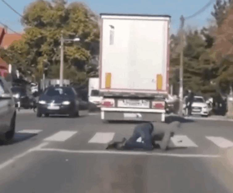 NOVI NAČIN PREVOZA U BEOGRADU: Zakačio se za branik kamiona, pa spao taman gde treba (VIDEO)